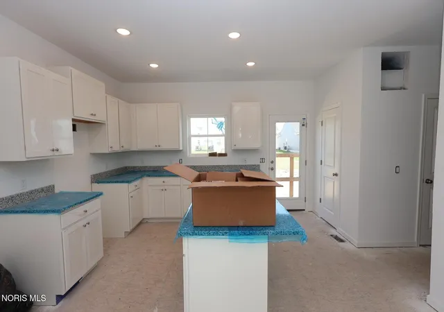 Photo 4 of Single family home for sale at 924 Creekside Ln, Bowling Green, OH 43402 | MLS# 10012452 | Listing updated on 2026-09-21