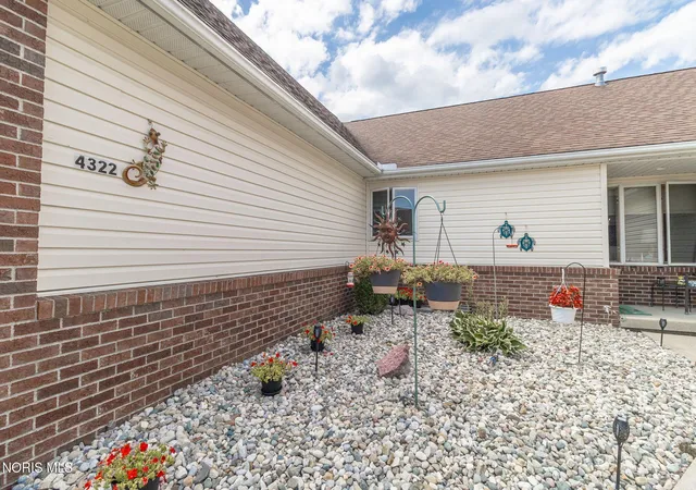Listing Photo 4 - Condo for sale in building located at 4322 Townhouse Dr, Oregon, OH 43616 - Unit # C