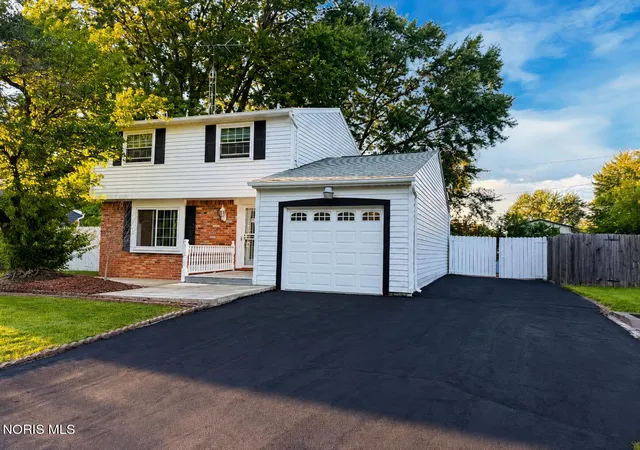 Photo 1 of Single family home for sale at 5950 E Pembridge Dr, Toledo, OH 43615 | MLS# 10012483 | Listing updated on 2026-09-09