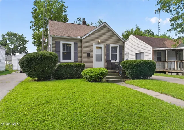Photo 2 of Single family home for sale at 307 Sunset Blvd, Toledo, OH 43612 | MLS# 10012468 | Listing updated on 2026-09-14