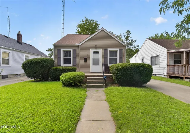 Photo 3 of Single family home for sale at 307 Sunset Blvd, Toledo, OH 43612 | MLS# 10012468 | Listing updated on 2026-09-14
