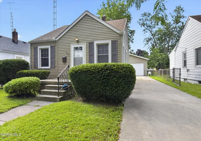 Photo 3 of Single family home for sale at 307 Sunset Blvd, Toledo, OH 43612 | MLS# 10012468 | Listing updated on 2026-09-14