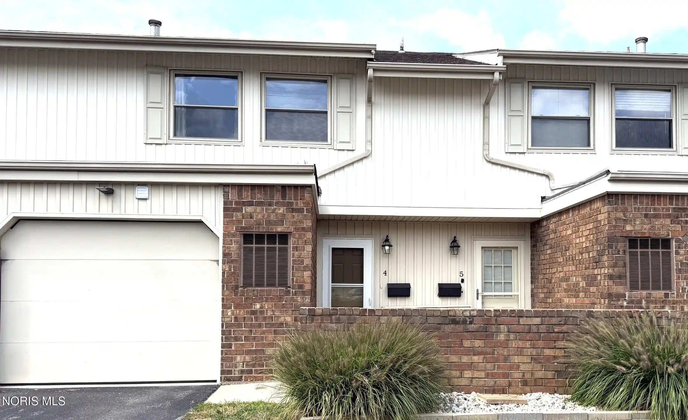 Listing Photo 1 - Condo for sale in 6818 Fenwyck Rd located at 6818 Fenwyck Rd, Maumee, OH 43537 - Unit #Apt 4