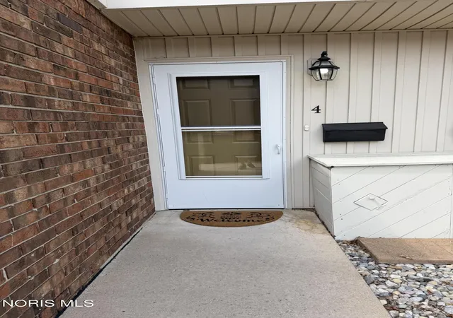 Photo 3 of Condo for sale at 6818 Fenwyck Rd #Apt 4, Maumee, OH 43537 | MLS# 10012499 | Listing updated on 2026-09-02