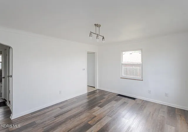 Photo 2 of Single family home for sale at 1318 E Manhattan Blvd, Toledo, OH 43608 | MLS# 10012598 | Listing updated on 2026-08-29