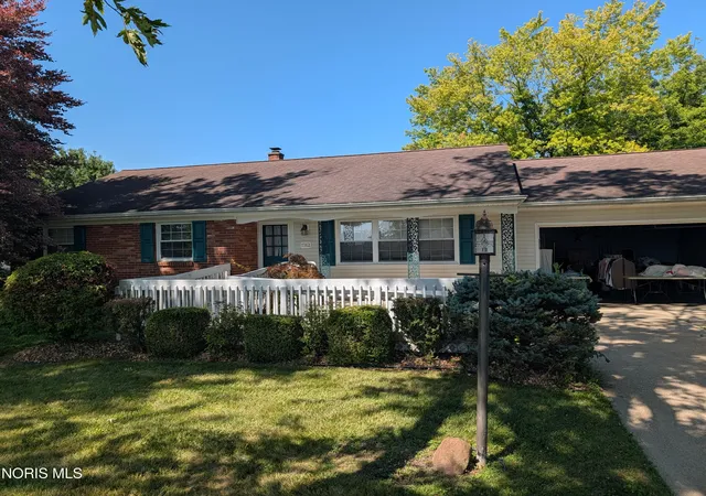 Photo 2 of Single family home for sale at 1762 Oak Dr, Fremont, OH 43420 | MLS# 10012536 | Listing updated on 2026-08-26