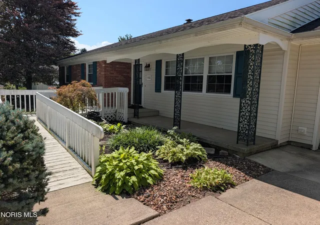 Photo 3 of Single family home for sale at 1762 Oak Dr, Fremont, OH 43420 | MLS# 10012536 | Listing updated on 2026-08-26