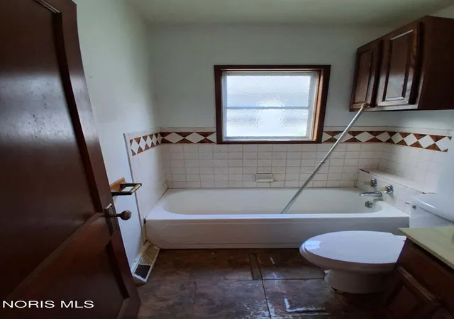 Photo 3 of Single family home for sale at 1459 Lakewood St, Toledo, OH 43605 | MLS# 10012560 | Listing updated on 2026-09-11