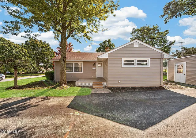 Photo 2 of Single family home for sale at 121 Springbrook Dr, Findlay, OH 45840 | MLS# 10012617 | Listing updated on 2026-09-03
