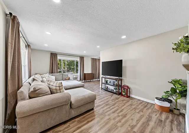 Photo 3 of Single family home for sale at 121 Springbrook Dr, Findlay, OH 45840 | MLS# 10012617 | Listing updated on 2026-09-03