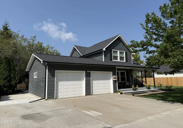 Photo 3 of Single family home for sale at 1111 Kurtz St, Maumee, OH 43537 | MLS# 10012633 | Listing updated on 2026-09-23