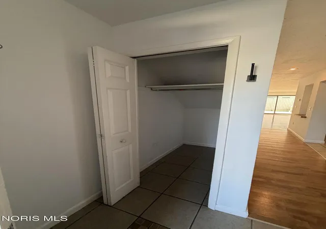 Listing Photo 2 - Condo for sale in building located at 2550 W Vlg Dr, Toledo, OH 43614 - Unit #2550