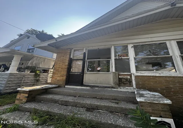 Photo 2 of Single family home for sale at 824 Bartley Pl, Toledo, OH 43609 | MLS# 10012654 | Listing updated on 2026-09-03