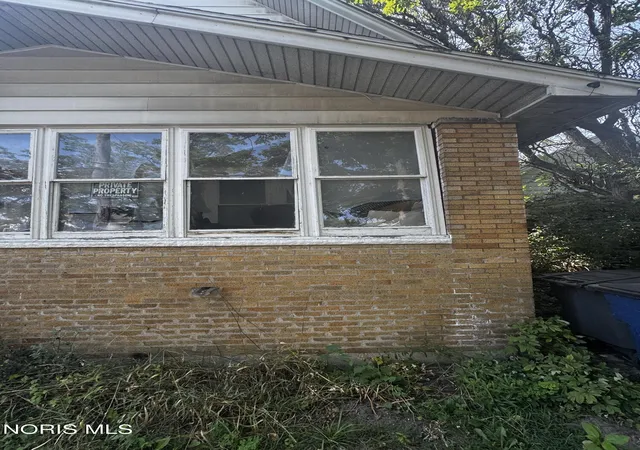 Photo 3 of Single family home for sale at 824 Bartley Pl, Toledo, OH 43609 | MLS# 10012654 | Listing updated on 2026-09-03