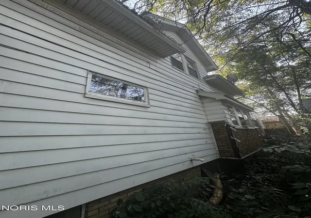 Photo 3 of Single family home for sale at 824 Bartley Pl, Toledo, OH 43609 | MLS# 10012654 | Listing updated on 2026-09-03