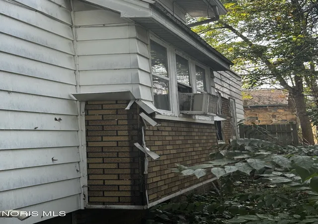 Photo 4 of Single family home for sale at 824 Bartley Pl, Toledo, OH 43609 | MLS# 10012654 | Listing updated on 2026-09-03