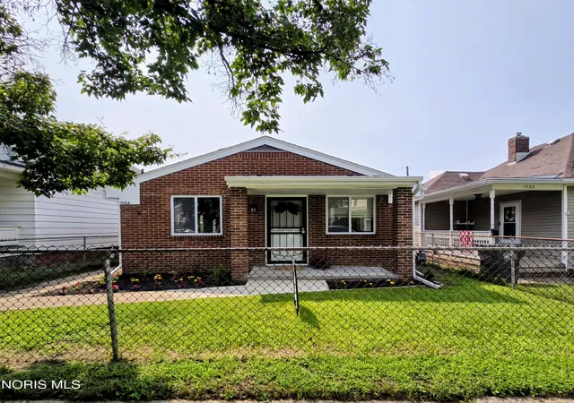 Photo 2 of Single family home for sale at 1534 Oakmont St, Toledo, OH 43605 | MLS# 10012653 | Listing updated on 2026-09-14