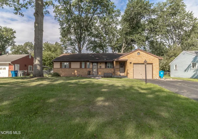 Photo 1 of Sale Pending at 4831 Cedarhurst Rd, Toledo, OH 43613 | MLS# 10012674 | Listing updated on 2026-10-01