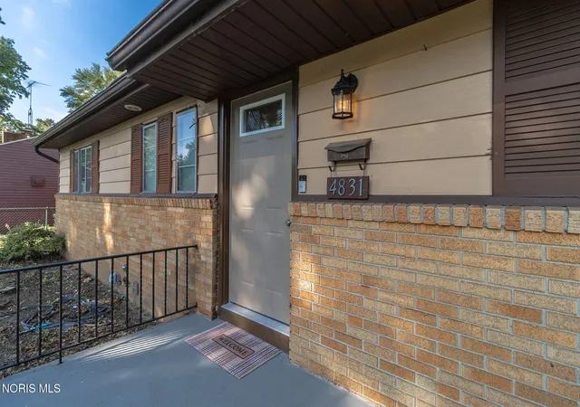 Photo 2 of Sale Pending at 4831 Cedarhurst Rd, Toledo, OH 43613 | MLS# 10012674 | Listing updated on 2026-10-01