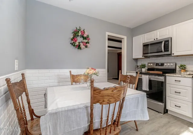 Photo 3 of Sale Pending at 4831 Cedarhurst Rd, Toledo, OH 43613 | MLS# 10012674 | Listing updated on 2026-10-01