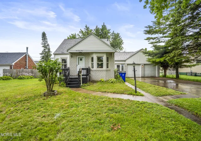 Photo 1 of Sale Pending at 923 Mayfair Blvd, Toledo, OH 43612 | MLS# 10012772 | Listing updated on 2026-09-15