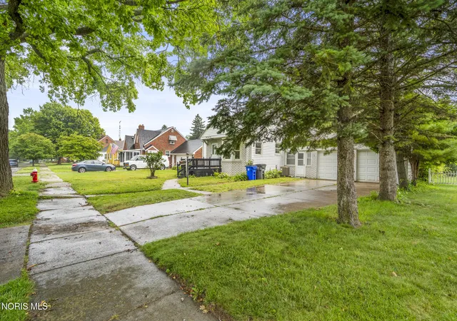 Photo 2 of Sale Pending at 923 Mayfair Blvd, Toledo, OH 43612 | MLS# 10012772 | Listing updated on 2026-09-15