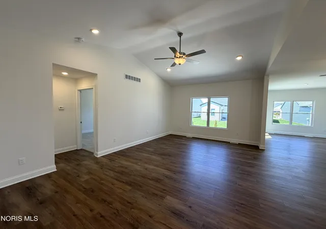 Photo 2 of Single family home for sale at 5029 Easton Dr, Oregon, OH 43616 | MLS# 10012712 | Listing updated on 2026-09-14