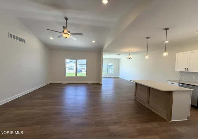 Photo 3 of Single family home for sale at 5029 Easton Dr, Oregon, OH 43616 | MLS# 10012712 | Listing updated on 2026-09-14