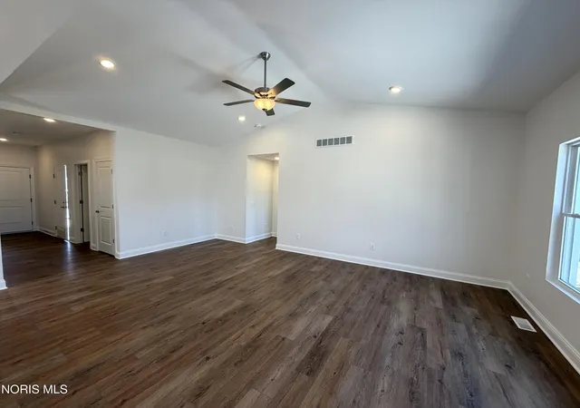 Photo 3 of Single family home for sale at 5029 Easton Dr, Oregon, OH 43616 | MLS# 10012712 | Listing updated on 2026-09-21