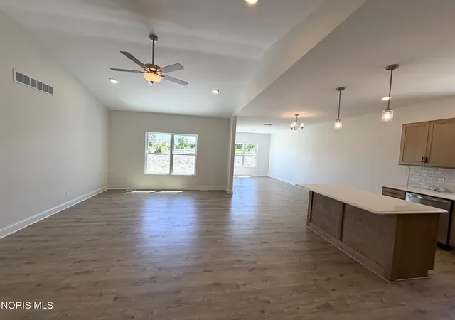 Photo 3 of Single family home for sale at 5032 Easton Dr, Oregon, OH 43616 | MLS# 10012714 | Listing updated on 2026-09-14