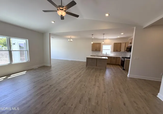 Photo 4 of Single family home for sale at 5032 Easton Dr, Oregon, OH 43616 | MLS# 10012714 | Listing updated on 2026-09-21