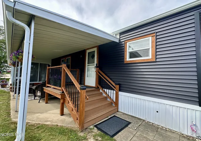 Photo 2 of Single family home for sale at 140 Rathbun Dr, Lakeside Marblehead, OH 43440 | MLS# 10012749 | Listing updated on 2026-09-02