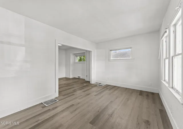Photo 4 of Single family home for sale at 419 Clyde St, Toledo, OH 43605 | MLS# 10012776 | Listing updated on 2026-10-26