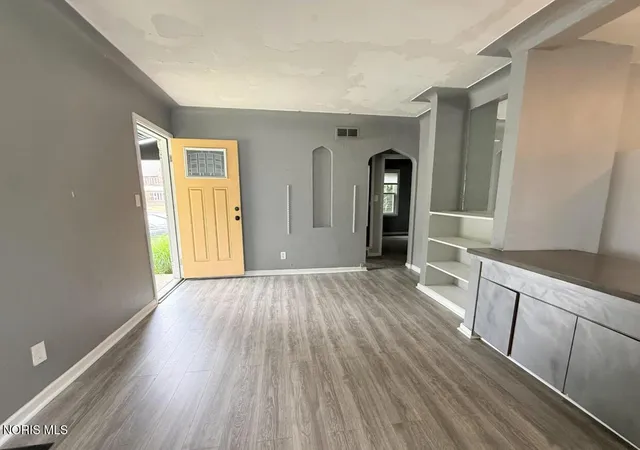 Photo 2 of Single family home for sale at 3168 Douglas Rd, Toledo, OH 43606 | MLS# 10012781 | Listing updated on 2026-09-01