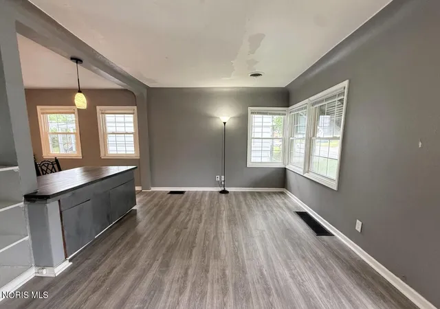 Photo 3 of Sale Pending at 3168 Douglas Rd, Toledo, OH 43606 | MLS# 10012781 | Listing updated on 2026-09-21