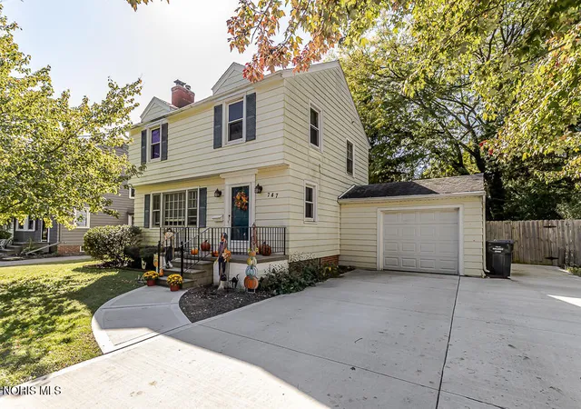Photo 1 of Single family home for sale at 747 Inwood Pl, Maumee, OH 43537 | MLS# 10013970 | Listing updated on 2026-10-25