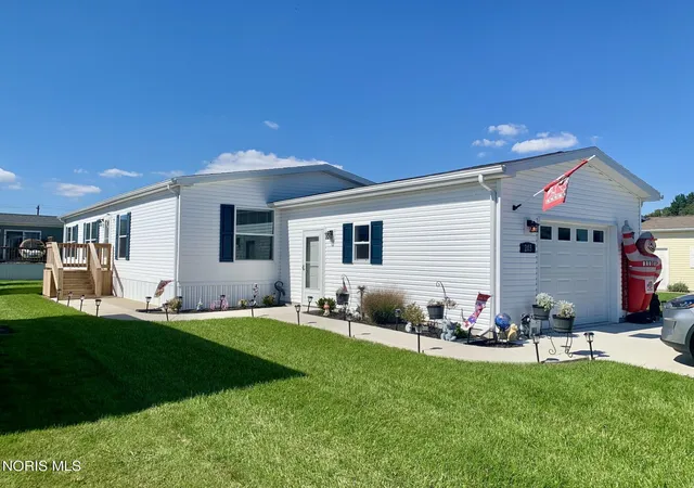 Single family home for sale at 203 Meadowood Dr, Walbridge, OH 43465 | MLS# 10014052