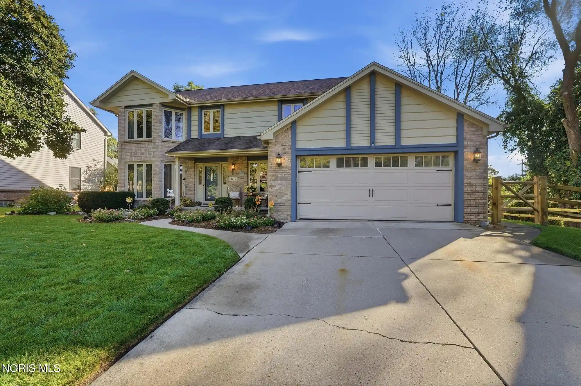 Single family home for sale at 2210 Apsley Blvd, Toledo, OH 43617 | MLS# 10014183