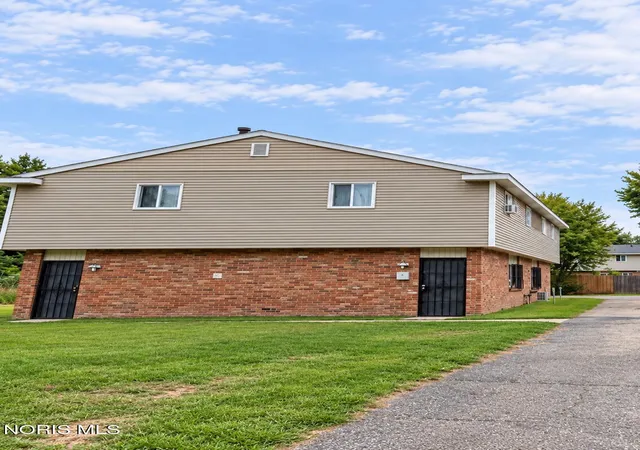 Multi family home for sale at 2211 Hickory St, Toledo, OH 43605 | MLS# 10014140