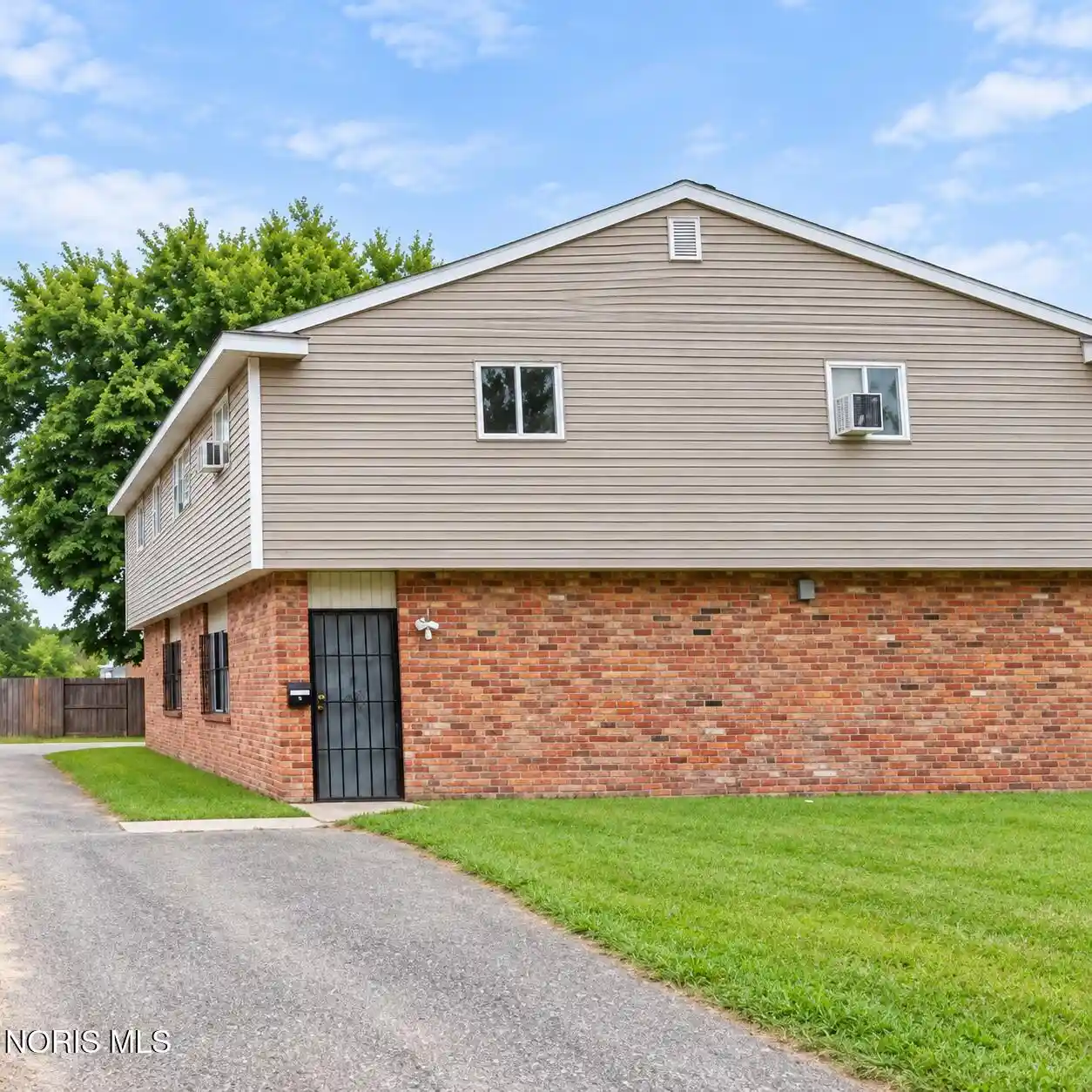 Listing Photo 1 - Condo for sale in 2215 Hickory St located at 2215 Hickory St, Toledo, OH 43605 - Unit 2215 Hickory St