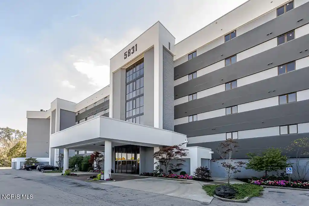 Listing Photo 1 - Condo for sale in 5831 Monroe St located at 5831 Monroe St, Sylvania, OH 43560 - Unit #206
