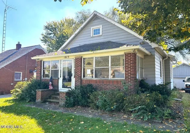 Single family home for sale at 1015 E Elm Tree Rd, Rossford, OH 43460 | MLS# 10014235