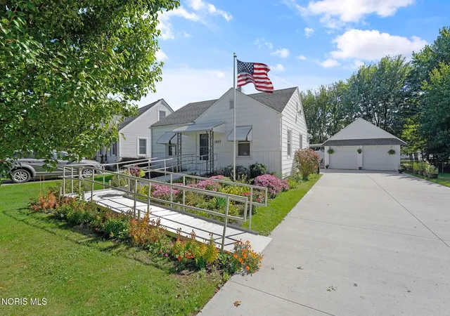 Single family home for sale at 1907 Glenross Pl, Northwood, OH 43619 | MLS# 10014319
