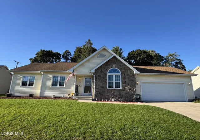 Single family home for sale at 29 Hawthorne Dr, Delta, OH 43515 | MLS# 10014352
