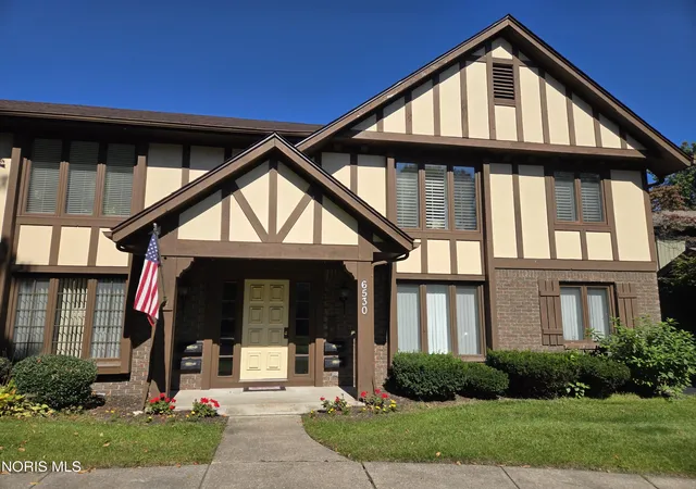Listing Photo 1 - Condo for sale in building located at 6530 Kingsbridge Dr, Sylvania, OH 43560 - Unit #Apt C2