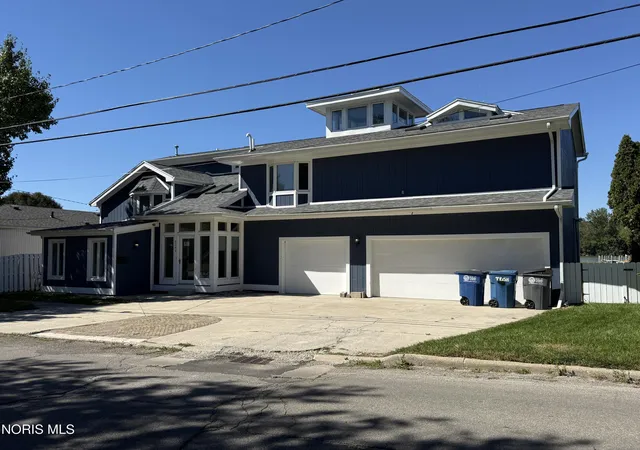 Single family home for sale at 6249 Edgewater Dr, Toledo, OH 43611 | MLS# 10014566