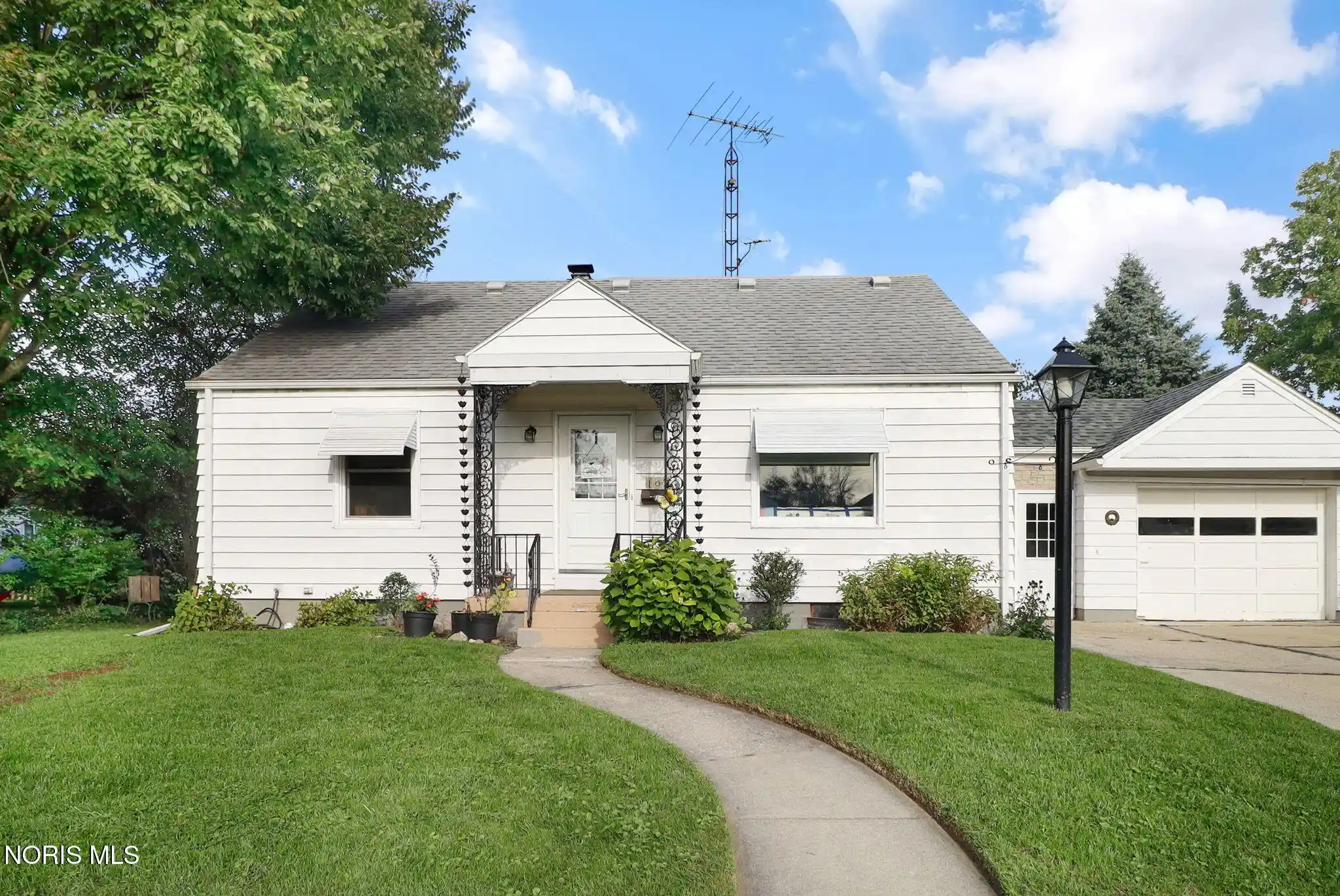 Photo 1 of Single family home for sale at 102 N Masters Ct, Maumee, OH 43537 | MLS# 10014632 | Listing updated on 2026-10-19