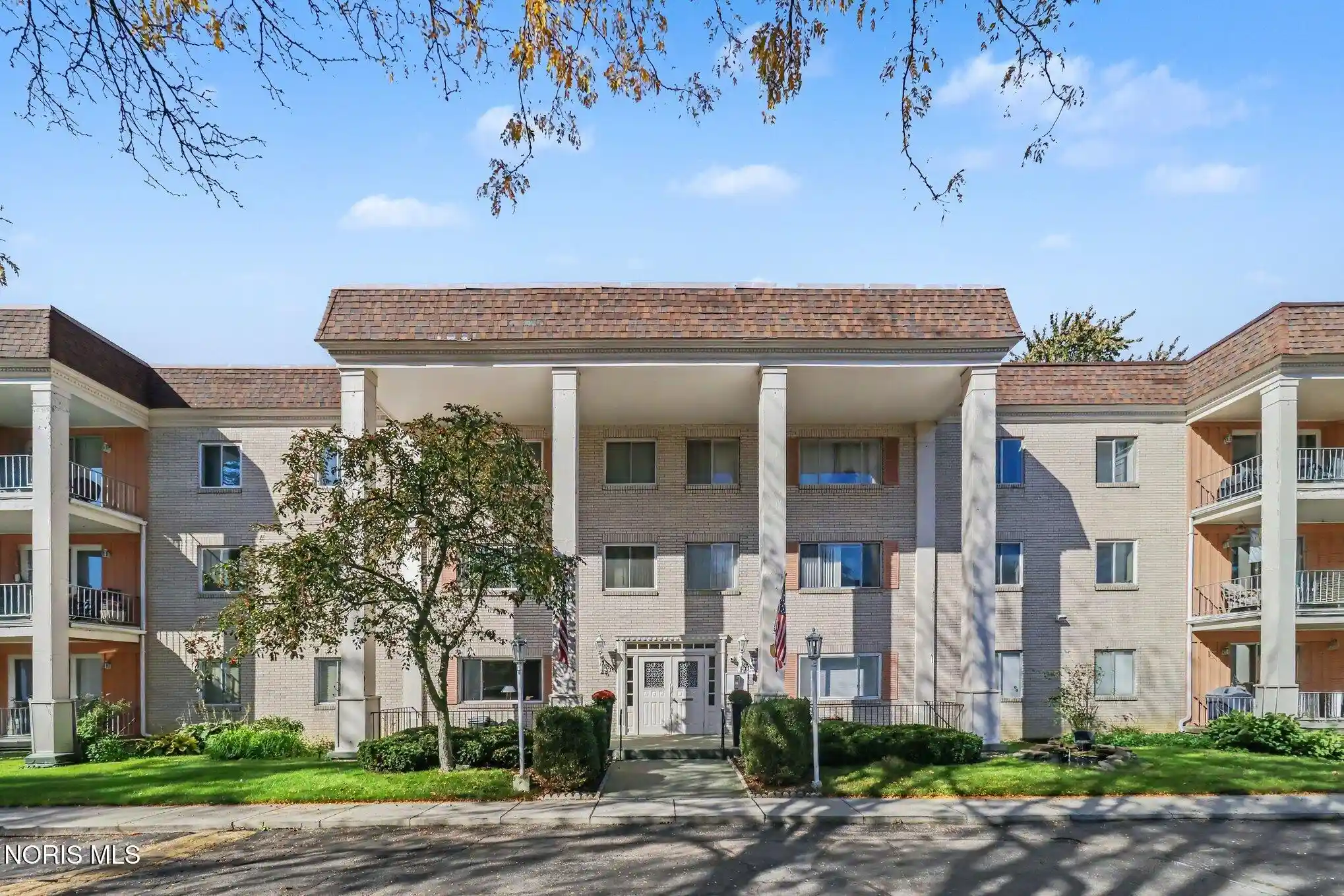 Listing Photo 1 - Condo for sale in 3010 W Central Ave located at 3010 W Central Ave, Toledo, OH 43606 - Unit #215