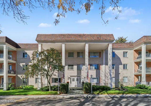 Condo for sale at 3010 W Central Ave #215, Toledo, OH 43606 | MLS# 10014585