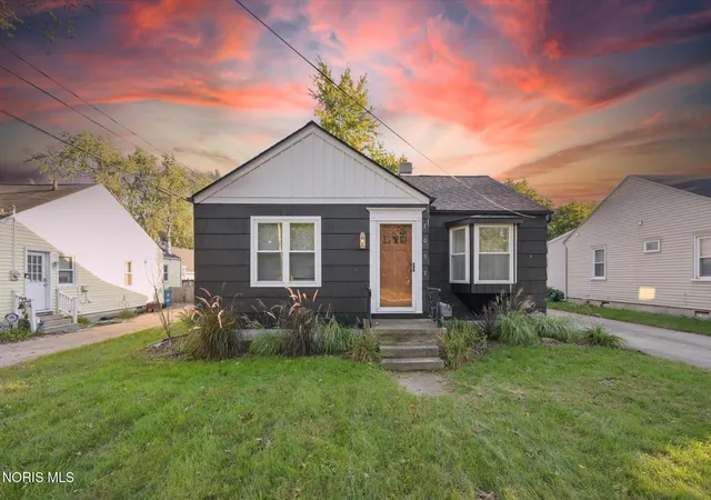 Photo 1 of Sale Pending at 7057 Convent Blvd, Sylvania, OH 43560 | MLS# 10014677 | Listing updated on 2026-10-29